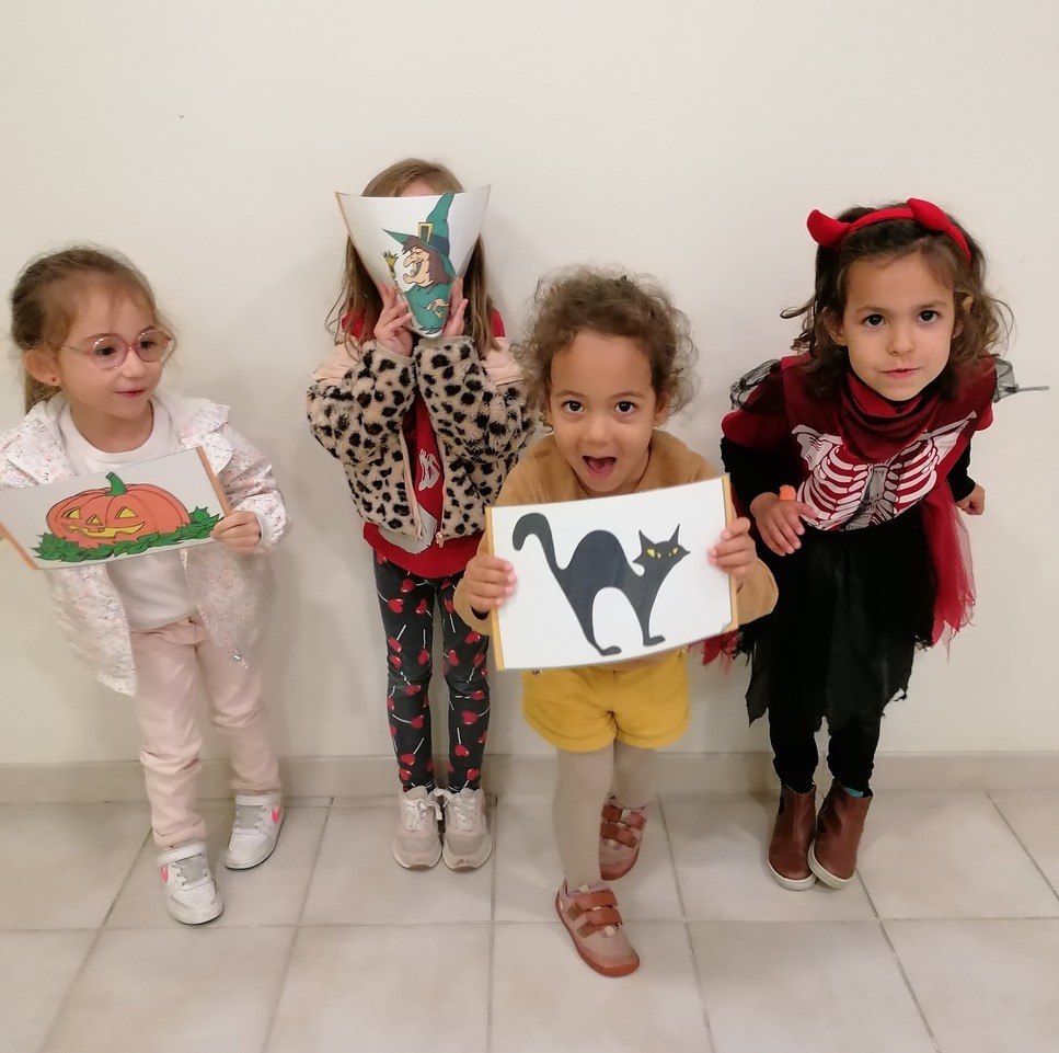 cette image représente les élèves déguisés pour Halloween