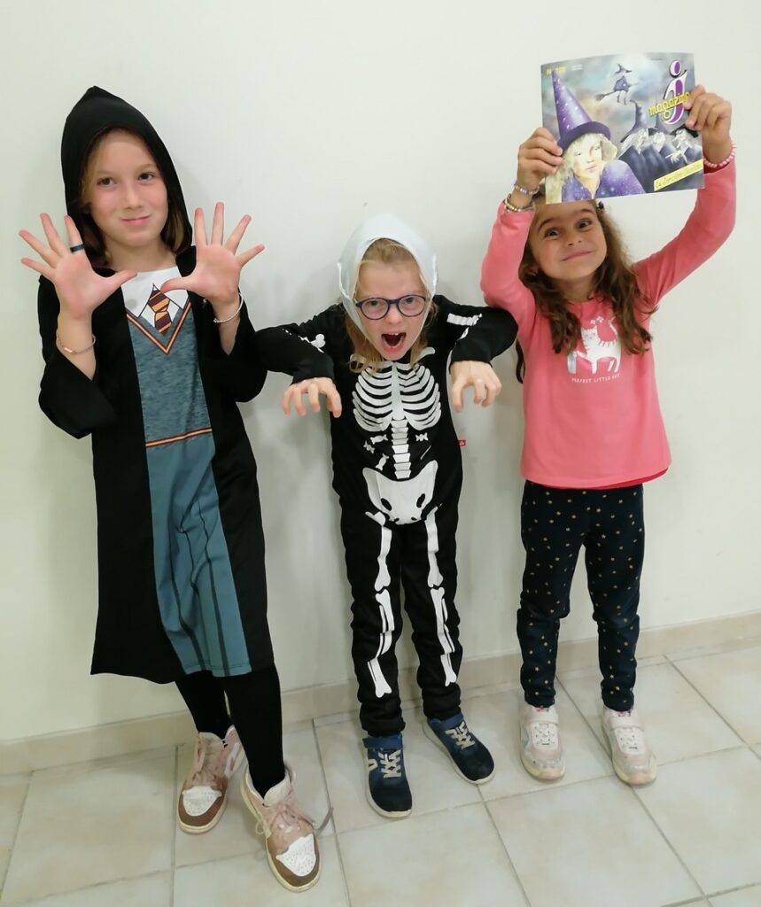 cette image représente les élèves déguisés pour Halloween
